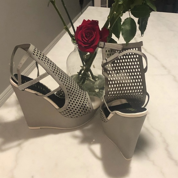 Gray wedges - Picture 2 of 6